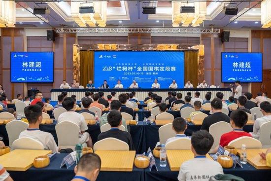 小十四萝裸体乱喷小说